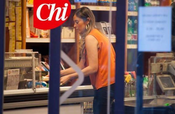 boschi raggiunge la cassa del supermercato con abito color arancio