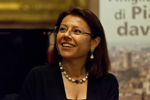 sorridente e con gli occhiali da vista paola de micheli