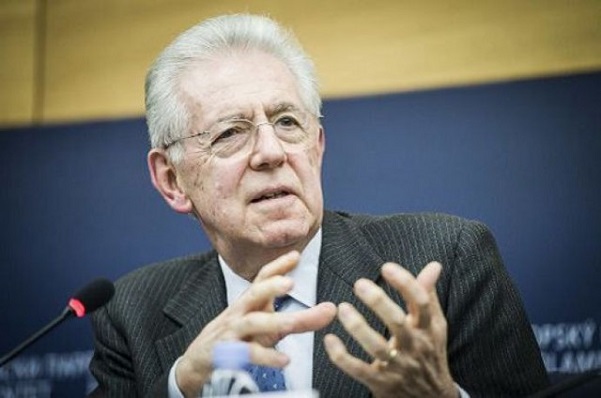 monti in un intervento alla camera dei deputati, seduto mentre gesticola e sorride