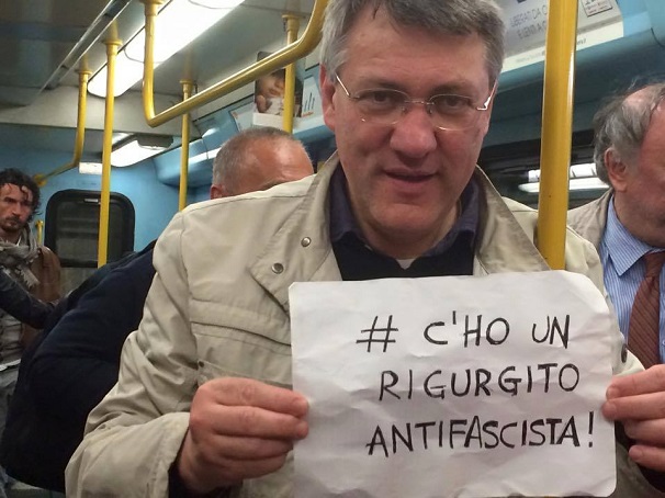 maurizio landini fotografato in metro con in mano cartello con scritta c'ho un rigurgito antifascista