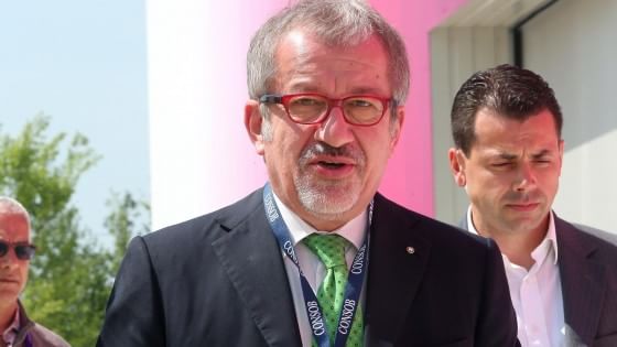 maroni con occhiali rossi e cravatta verde