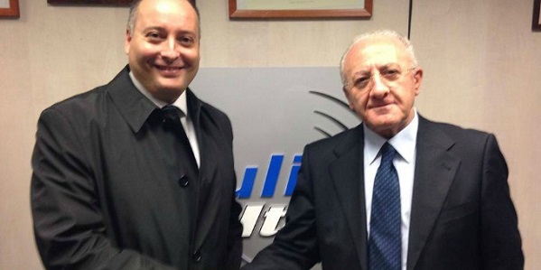 stretta di mano tra vincenzo de luca candidato presidente del centrosinistra alle elezioni regionali in campania e carlo aveta candidato al consiglio regionale con il centrosinistra