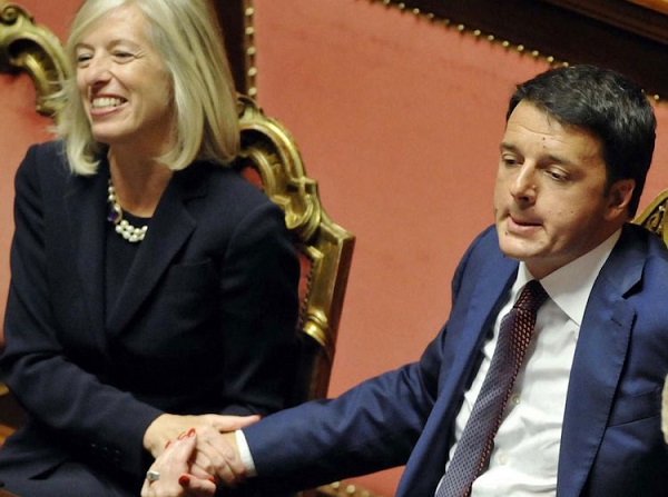 renzi tiene per le mani ministro istruzione stefania giannini in aula camera