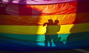 ombra abbraccio in bandiera lgbt