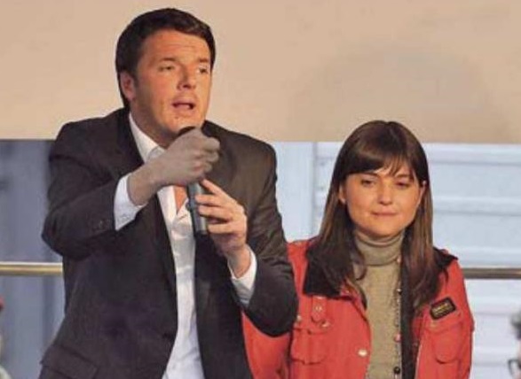 sul palco renzi con microfono in mano e affianco serracchiani con giacca rossa