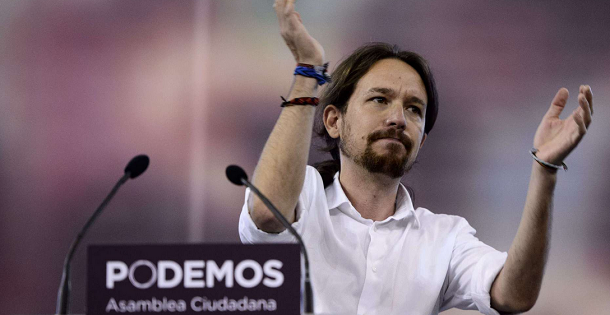 pablo iglesias leader di podemos mentre applaude in camicia bianca