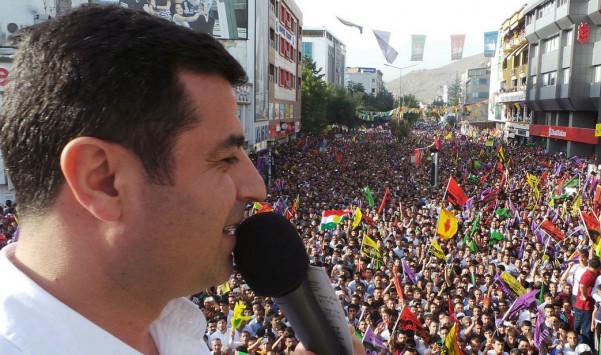 Demirtas elezioni Turchia parla durante un appuntamento elettorale