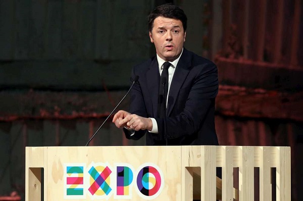 Pd Renzi mentre parla dal palco Expo padiglioni expo