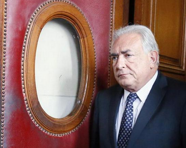 Strauss-Kahn con camicia chiara e cravatta scura