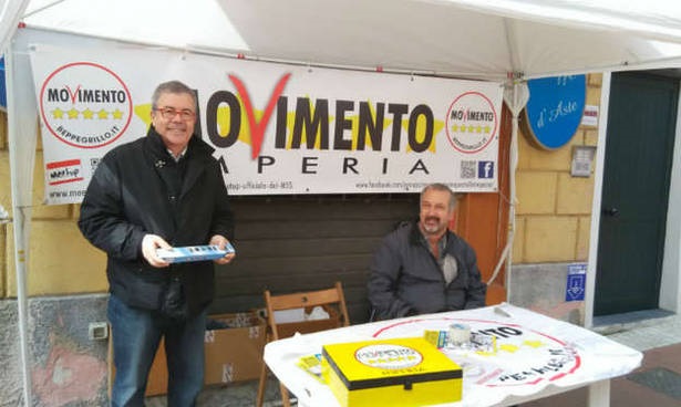 antonio russo a uno stand del m5s di imperia