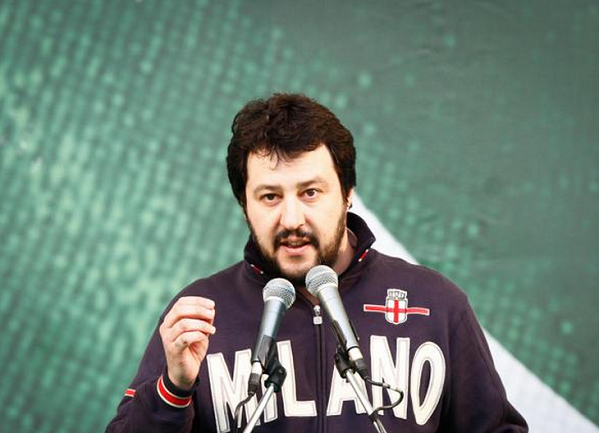 salvini con la felpa con la scritta milano