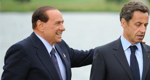 berlusconi e sarkozy di fianco