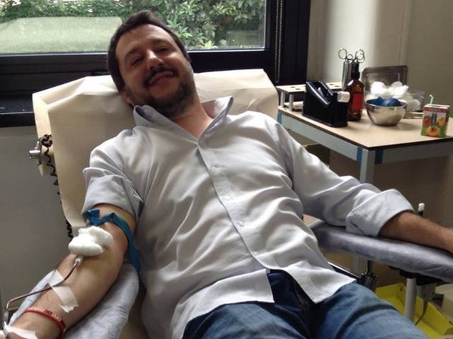 il leader della lega durante la donazione di sangue