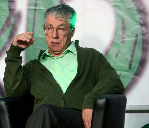 Umberto bossi vestito di verde