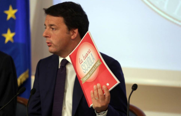 renzi in conferenza stampa mostra alla platea il libretto con il programma della buona scuola