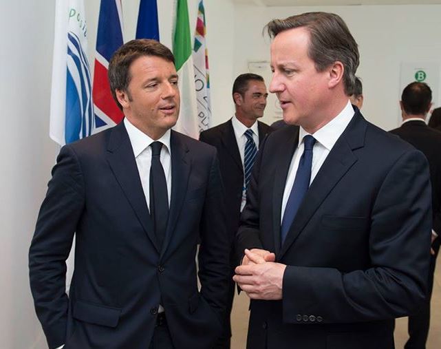 renzi e cameron di fianco che parlano