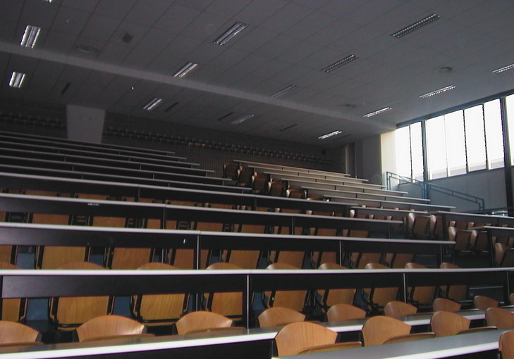 aula universitaria deserta