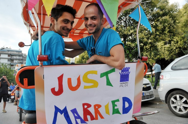 Chiesa e gay: due persone gay sorridenti appena sposati