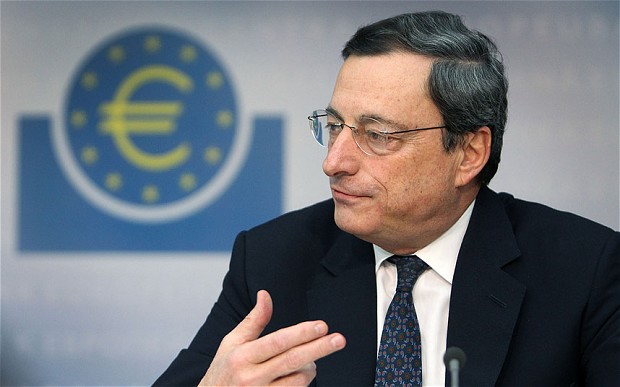 mario draghi che gesticola con la mano