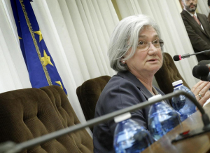 rosi bindi al microfono con dietro la bandiera dell'unione europea