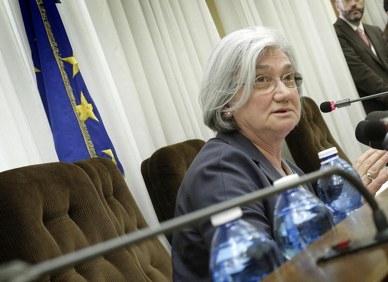 rosi bindi al microfono con dietro la bandiera dell'unione europea