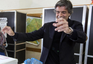 marchini al seggio elettorale mentre inserisce la scheda nell'urna
