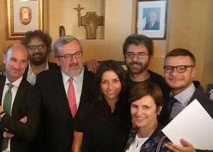in foto michele emiliano e i suoi collaboratori tra i quali elena laterza sua portavoce e compagna