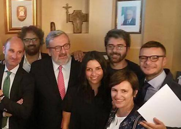 in foto michele emiliano e i suoi collaboratori tra i quali elena laterza sua portavoce e compagna