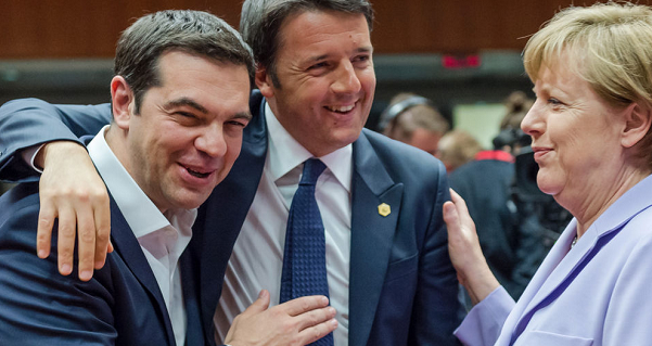 renzi abbraccia tsipras mentre parlano con angela merkel