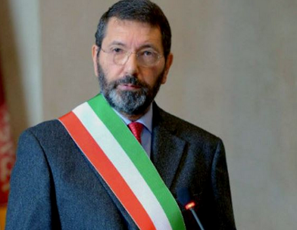 sindaco di roma ignazio marino con la fascia tricolore
