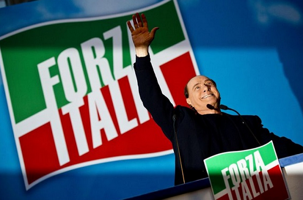 berlusconi sul palco con bandiere forza italia