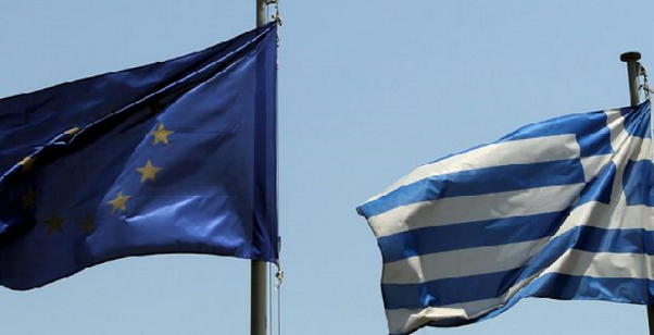 bandiera unione europea affianco a bandiera grecia