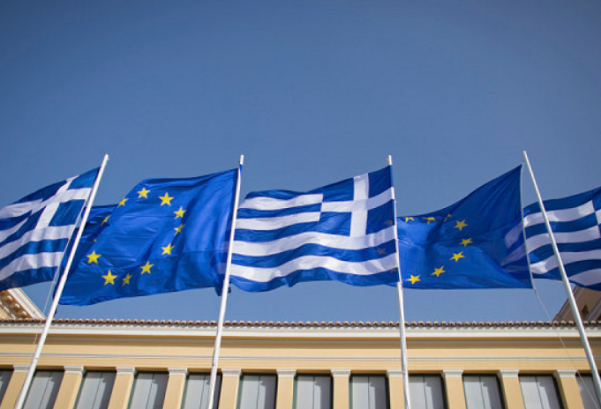 Crisi Grecia, bandiere della grecia alternate a bandiere dell'europa