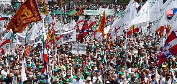 immagine della folla presente a pontida 2015 per storico raduno della lega