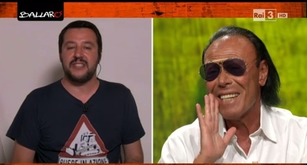 immagine a sinistra Matteo Salvini indossa una maglietta nera con logo bianco. Immegine a destra, Antonello Venditti in camicia bianca e occhiali da sole con la mano " a megafono"