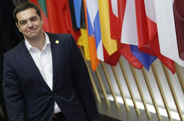 sulla destra tsipras e sullo sfondo le bandiere dei paesi europei