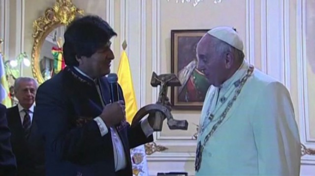 morales consegna il crocifisso con falce e martello a papa bergoglio