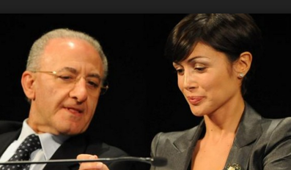 a sinistra de luca con lo sguardo verso il basso e affianco mara carfagna