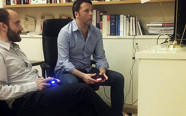 matteo renzi e orfini mentre giocano playstation