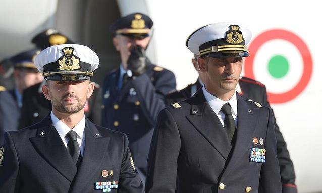 i due marò in uniforme uno di fianco all'altro che camminano