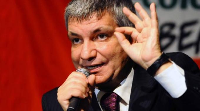 nichi vendola che parla al picrofono con mano alzata