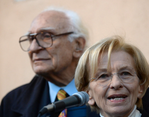 in primo piano emma bonino e dietro di lei marco pannella