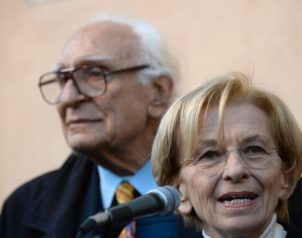 in primo piano emma bonino e dietro di lei marco pannella