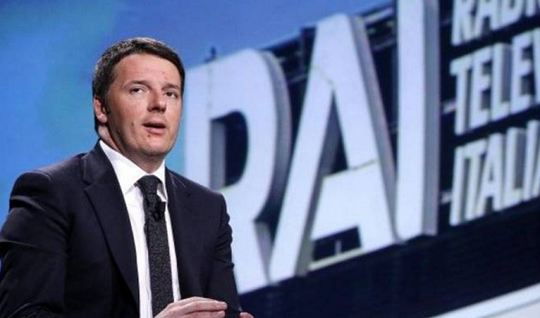 renzi negli studi tv con dietro logo rai