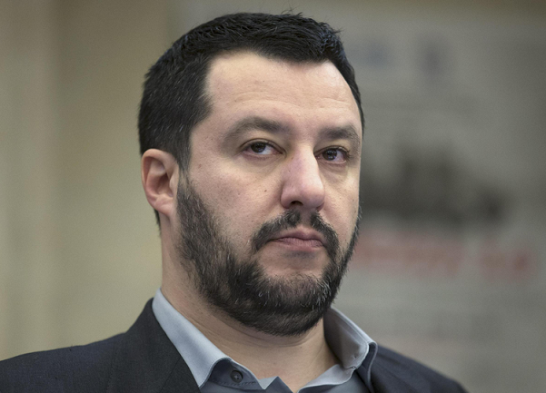 salvini in giaccia e camicia sbottonata