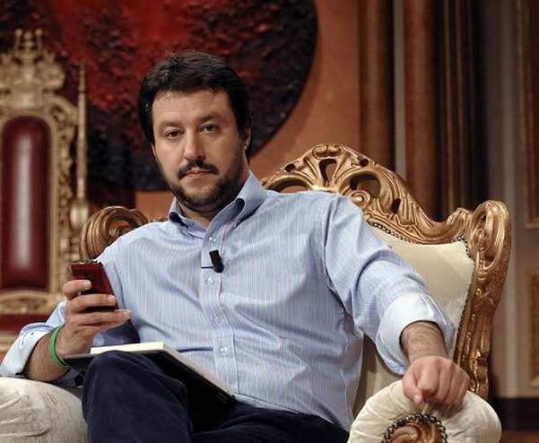 matteo salvini seduto su una grande poltrona