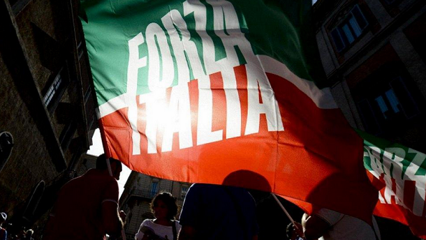 bandiere di forza italia durante manifestazione di piazza berlusconi