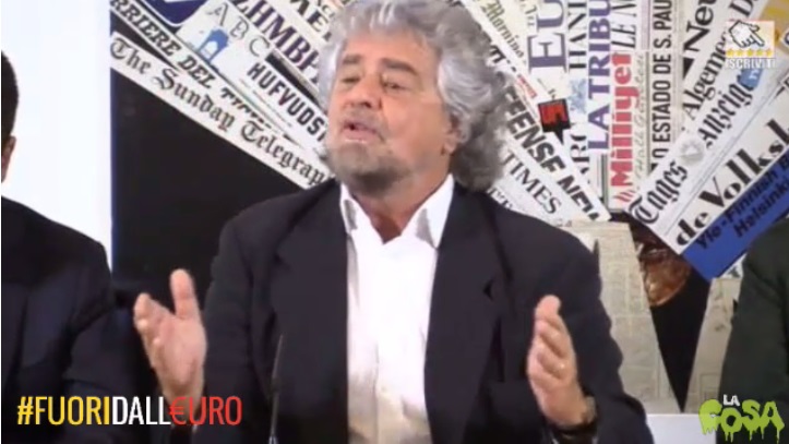 beppe grillo parla in conferenza stampa in evidenza la scritta #fuoridall'euro