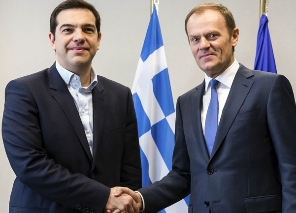 tusk e tsipras si stringono la mano a favore di obiettivo
