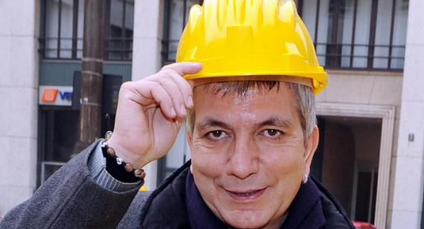 vendola con casco da lavoro